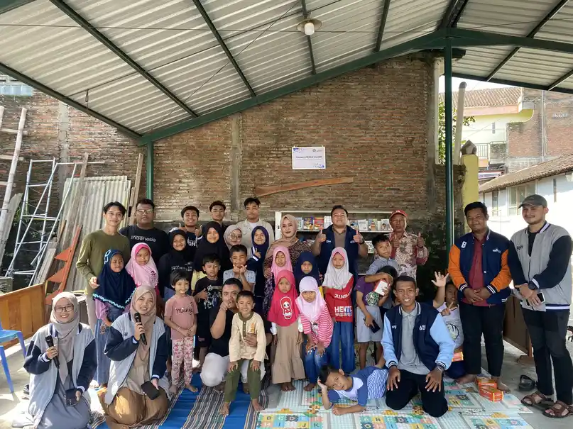 Kegiatan berbagi bersama komunitas